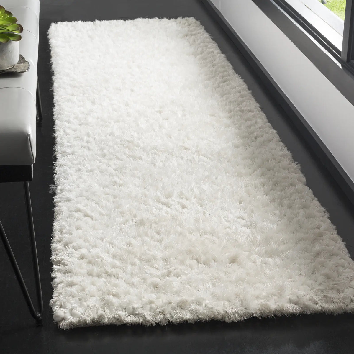 Safavieh Sg-Sts-Saint Tropez Shag 2'-3" x 8'-0" Rug in Snow White