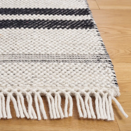 Safavieh Natura 4'-0" x 6'-0" Rug in Ivory / Black