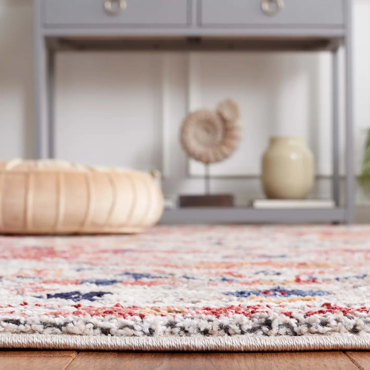 Safavieh Luna 4'-5" x 6'-5" Rug in Beige / Rust