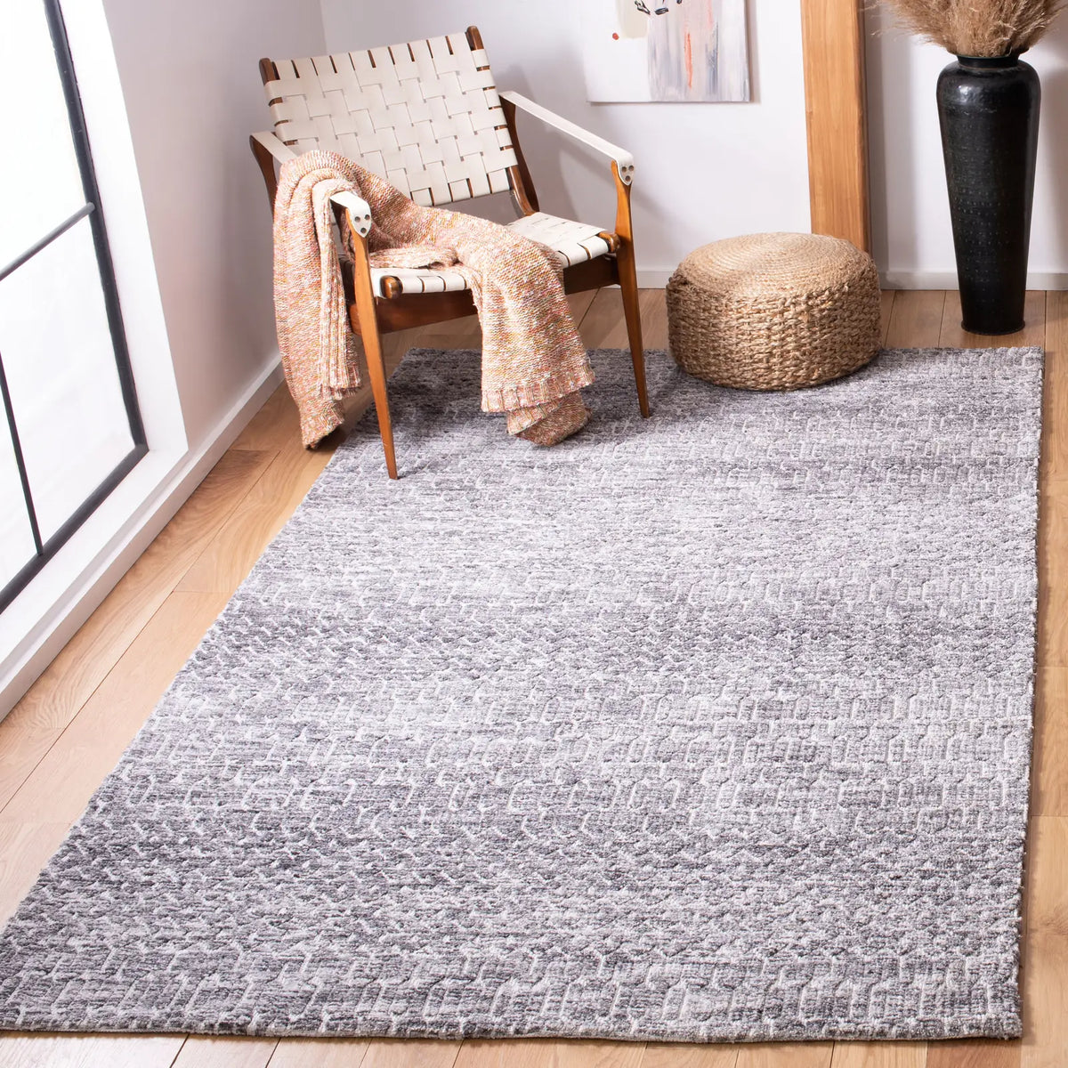 Safavieh Roslyn 4'-0" x 6'-0" Rug in Grey