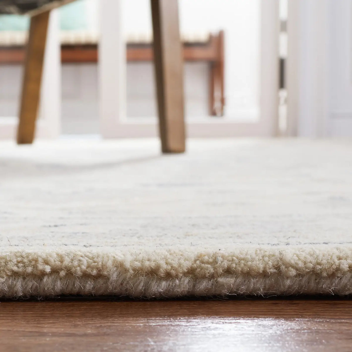 Safavieh Metro 4'-0" x 6'-0" Rug in Ivory / Beige