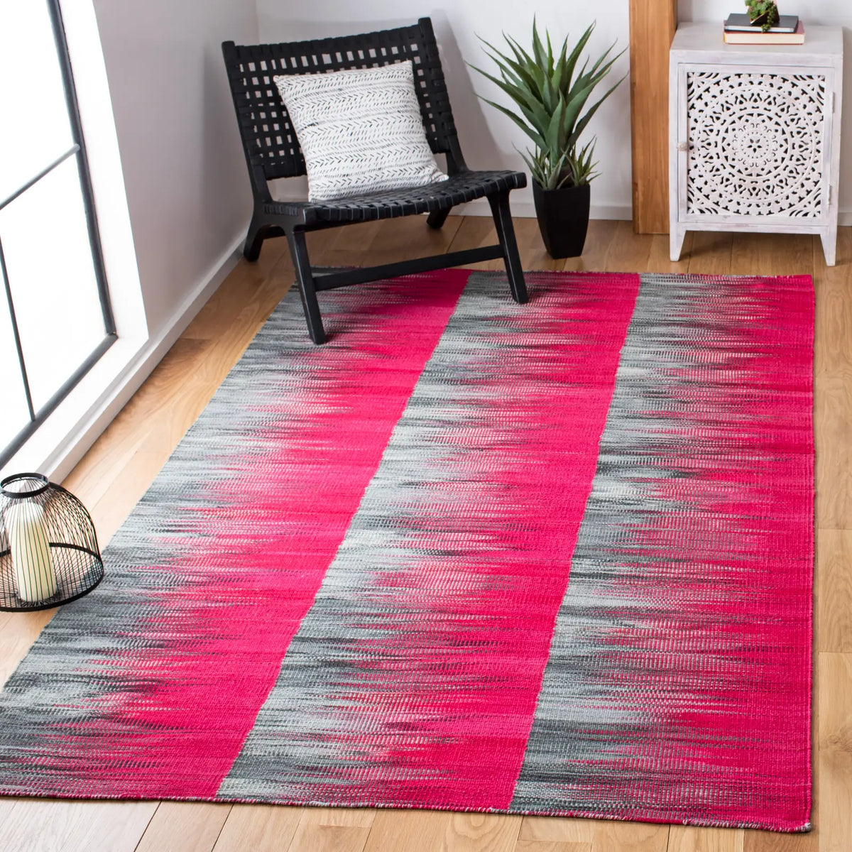Safavieh Kilim 5'-0" x 8'-0" Rug in Fuchsia / Charcoal