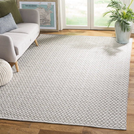 Safavieh Montauk 6'-0" x 9'-0" Rug in Ivory / Grey