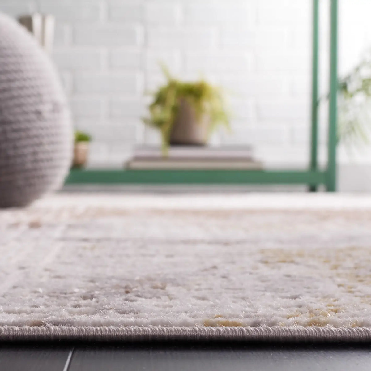 Safavieh Palma 4'-0" x 6'-0" Rug in Beige / Brown