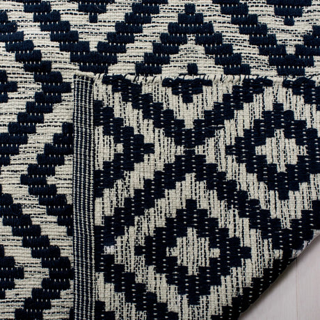 Safavieh Montauk 5'-0" x 8'-0" Rug in Navy / Ivory