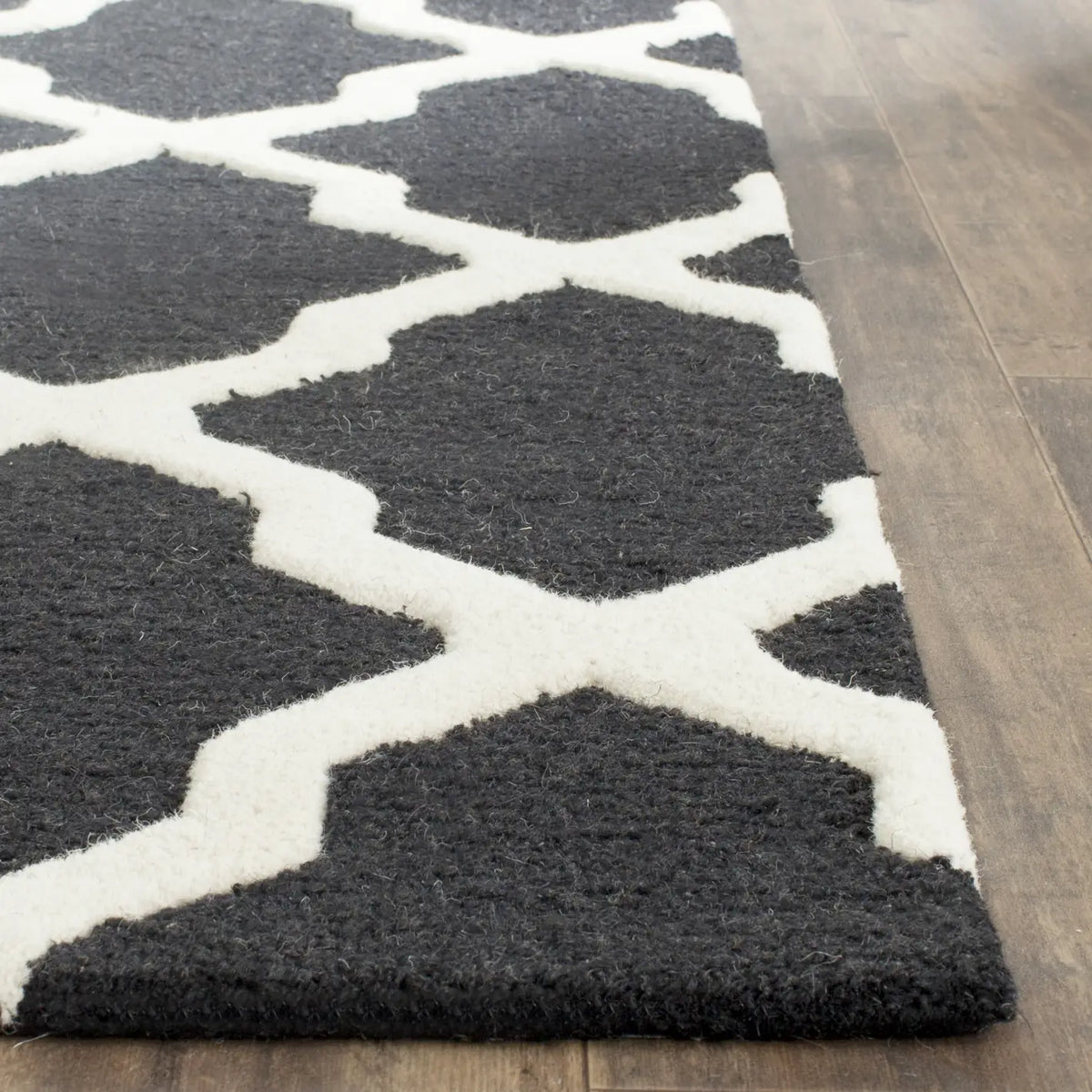 Safavieh Cambridge 5'-0" x 8'-0" Rug in Black / Ivory