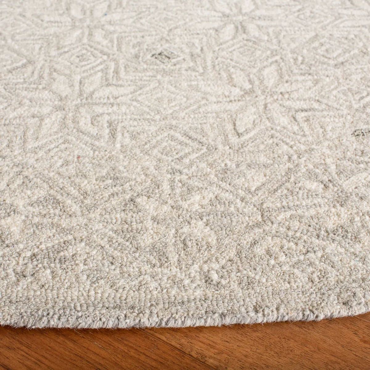 Safavieh Micro-Loop 5'-0" x 5'-0" Rug in Silver / Ivory