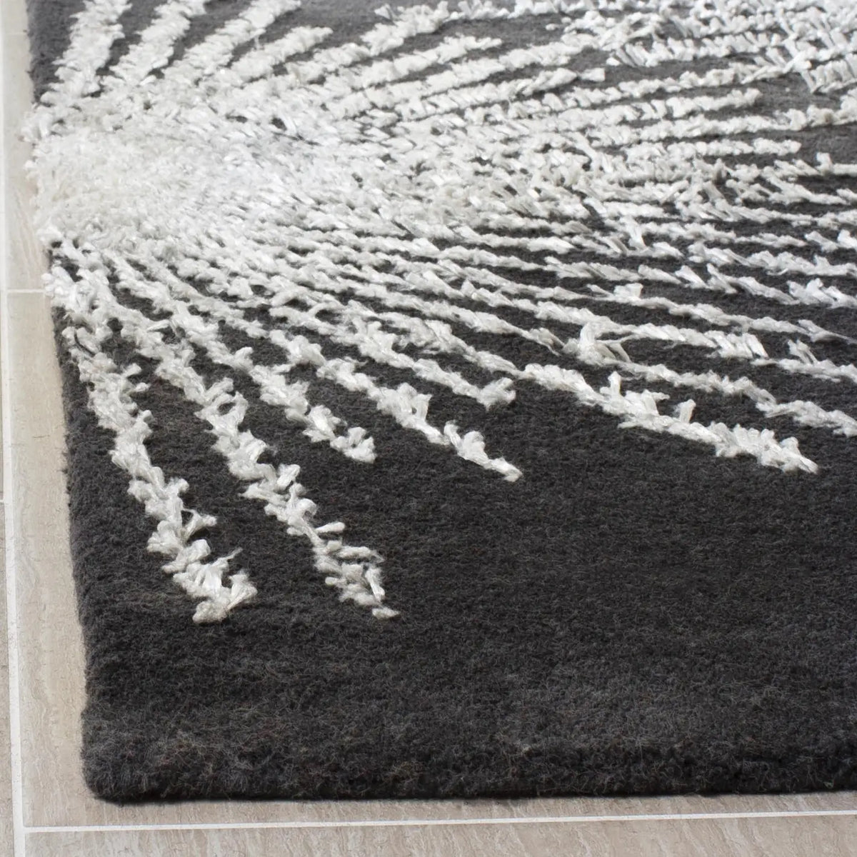 Safavieh Soho 3'-6" x 5'-6" Rug in Charcoal / Ivory