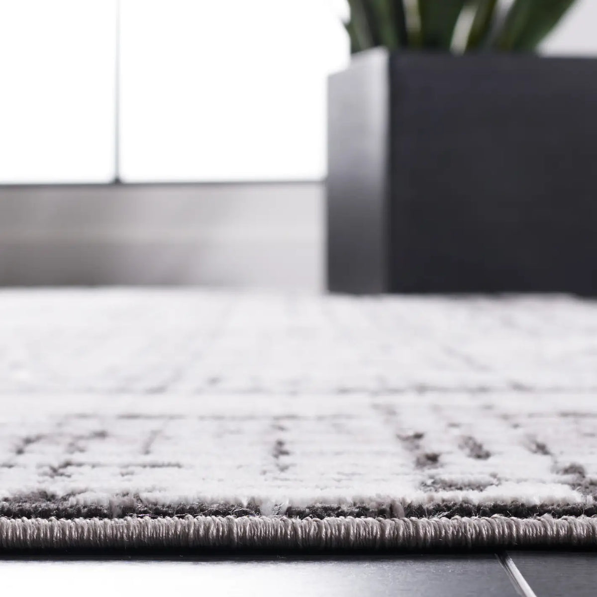 Safavieh Amelia 4'-5" x 6'-5" Rug in Grey / Charcoal