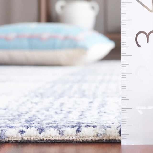 Safavieh Ebony 4'-0" x 6'-0" Rug in Ivory / Blue
