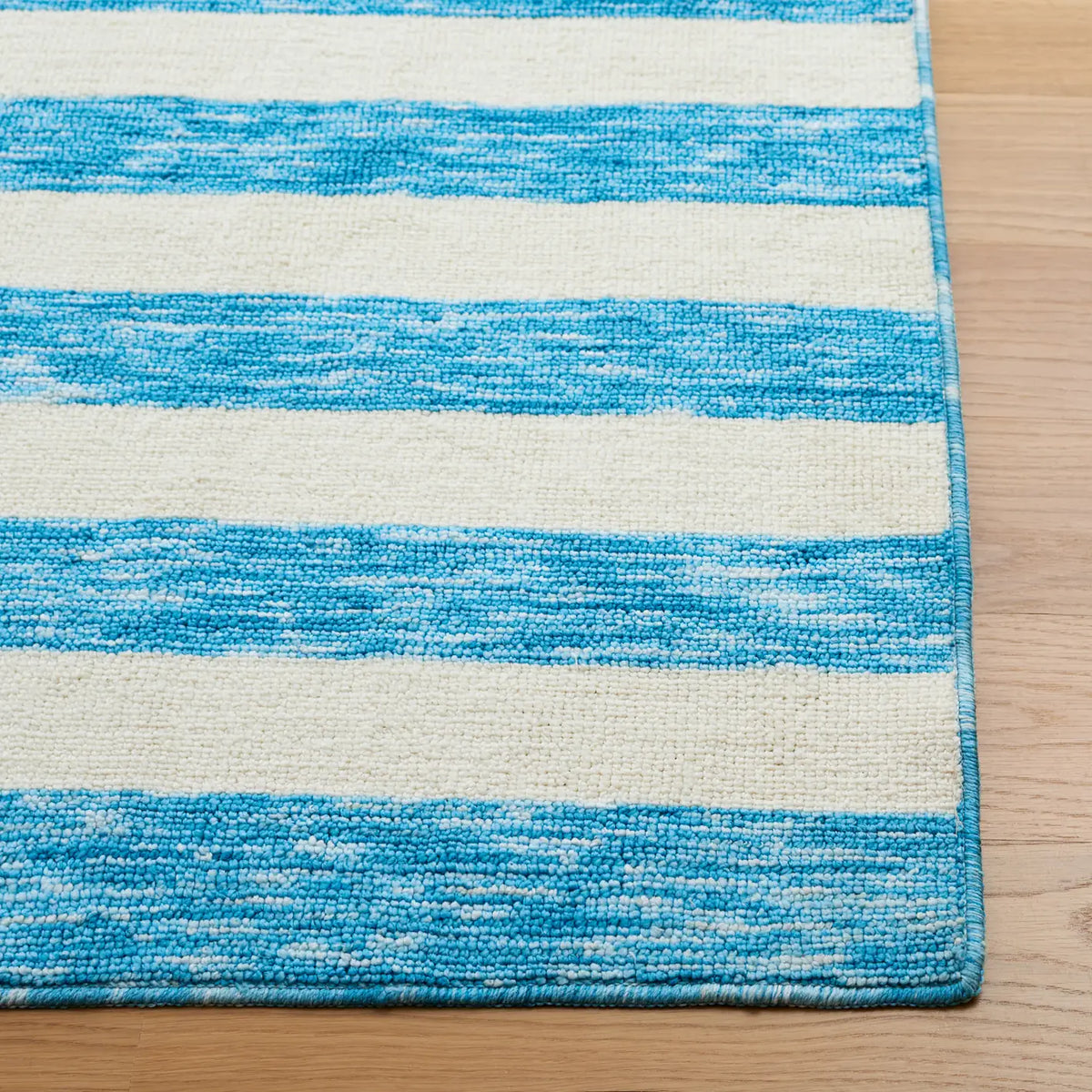 Safavieh Easy Care 4'-0" x 6'-0" Rug in Blue / Ivory