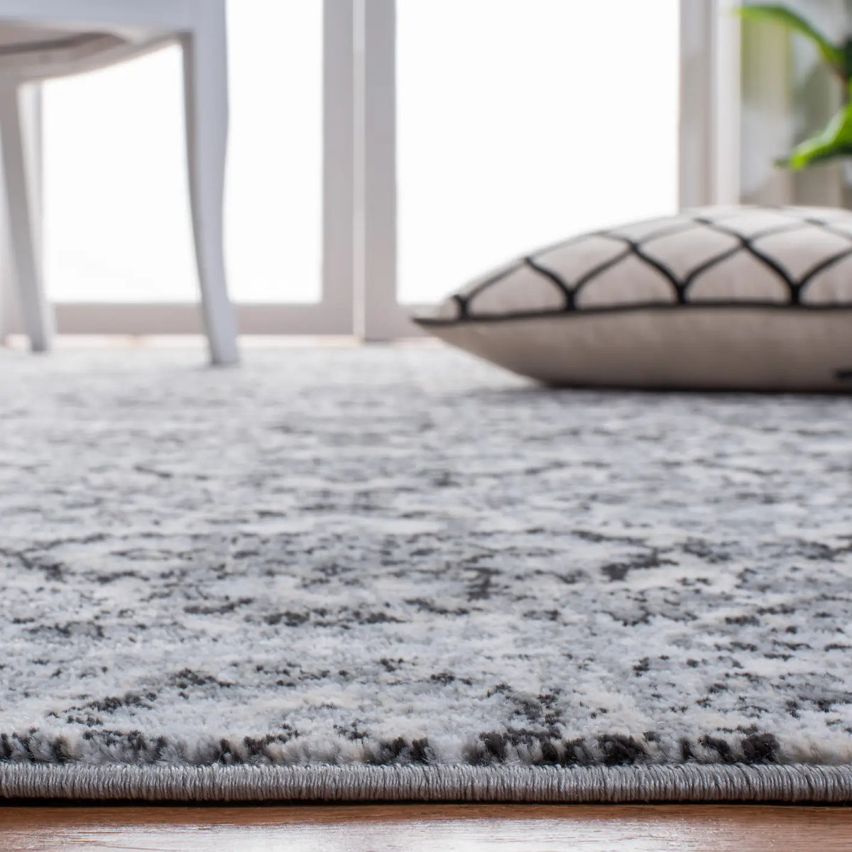 Safavieh Lagoon 4'-5" x 6'-5" Rug in Grey / Ivory