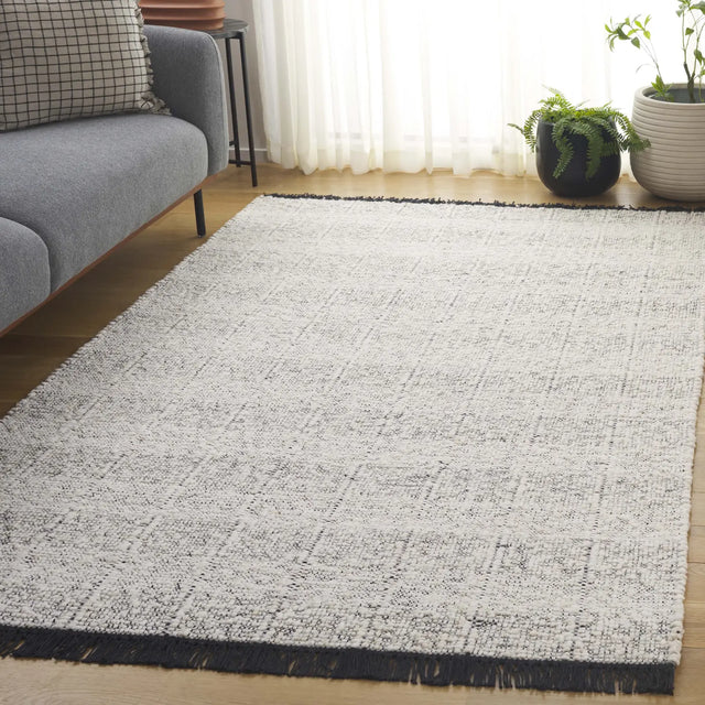 Safavieh Manhattan 4'-0" x 6'-0" Rug in Ivory / Black