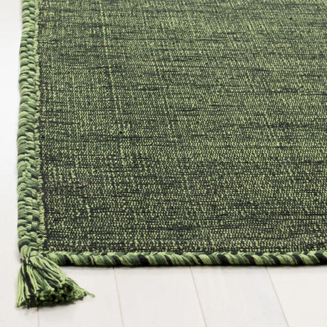 Safavieh Montauk 4'-0" x 6'-0" Rug in Green / Black