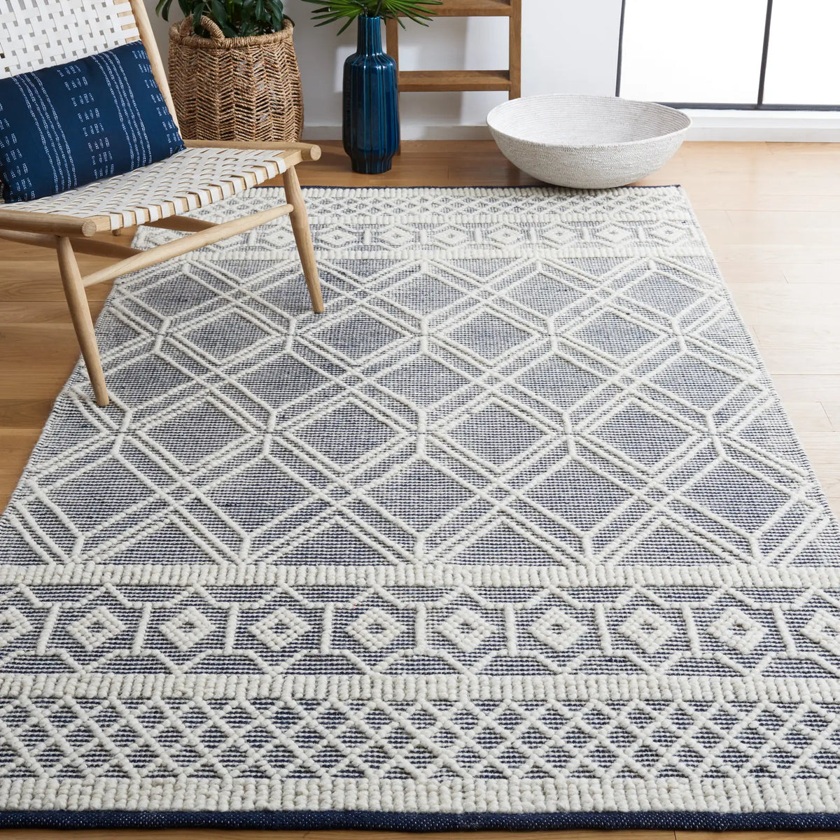 Safavieh Natura 4'-0" x 6'-0" Rug in Ivory / Navy
