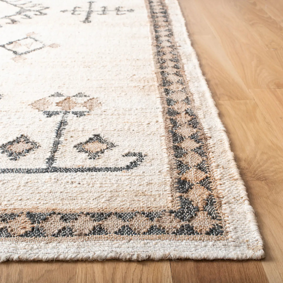 Safavieh Kilim 4'-0" x 6'-0" Rug in Ivory / Black