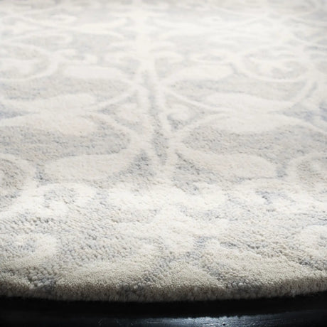 Safavieh Chatham 5'-0" x 5'-0" Rug in Light Grey / Ivory