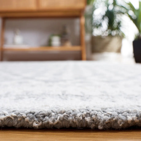 Safavieh Capri 4'-0" x 6'-0" Rug in Ivory / Grey