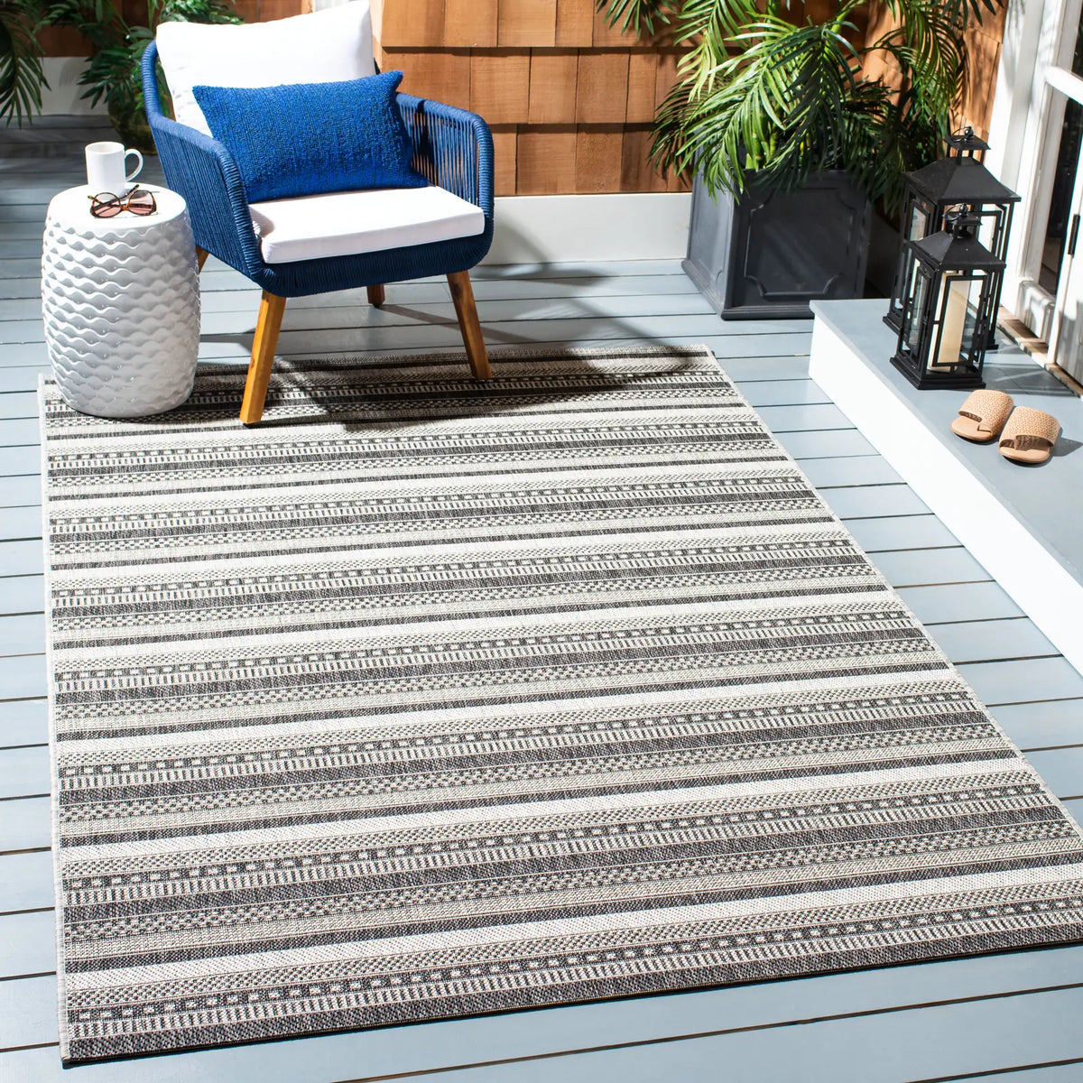 Safavieh Courtyard 4'-0" x 5'-7" Rug in Black / Grey