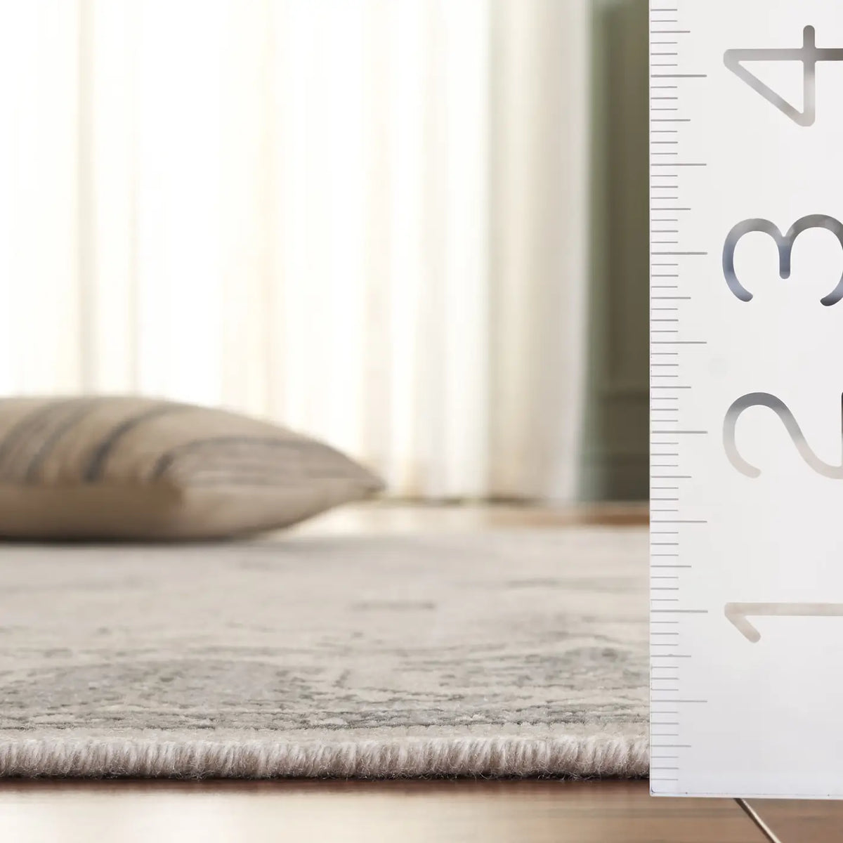 Safavieh Oushak 6'-0" x 9'-0" Rug in Silver / Grey