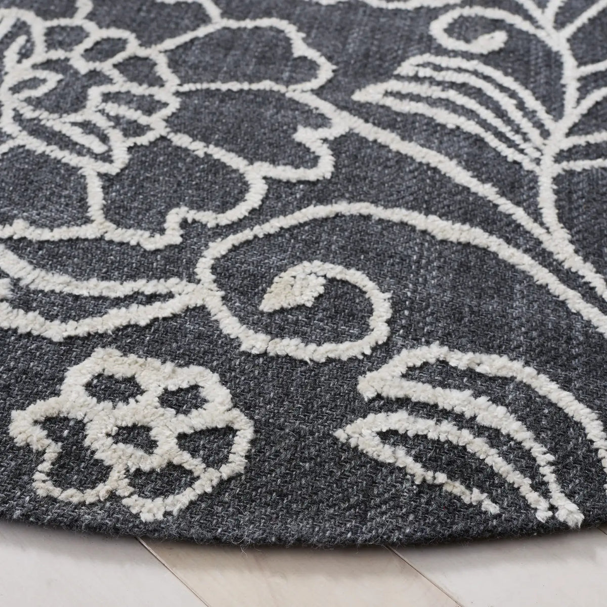 Safavieh Marbella 6'-0" x 6'-0" Rug in Black / Ivory