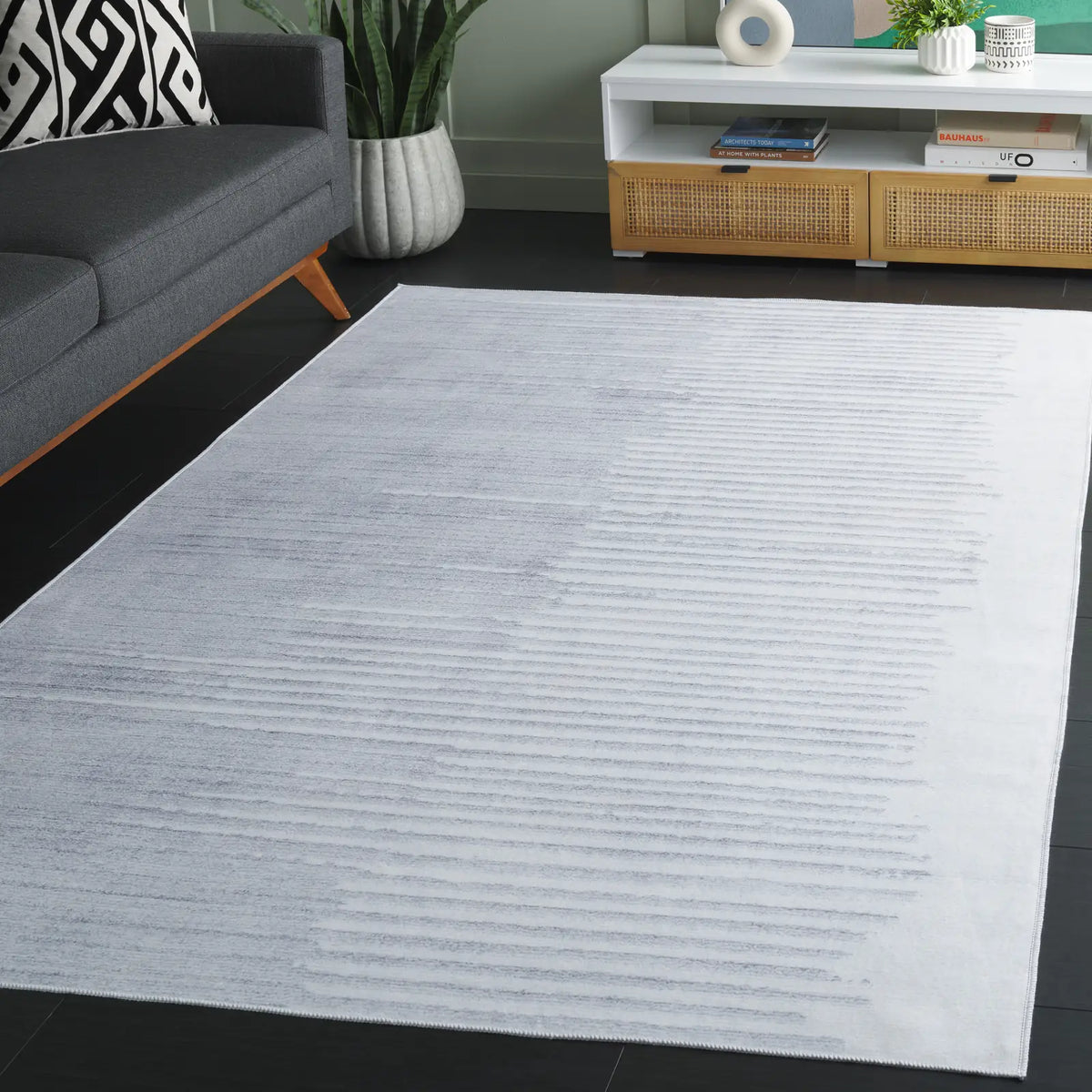 Safavieh Malibu 4'-0" x 6'-0" Rug in Light Grey / Grey