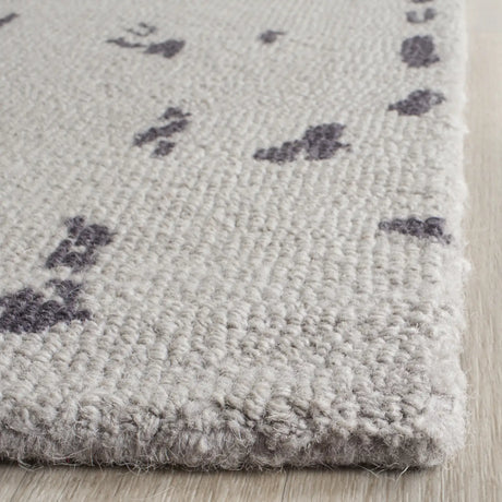 Safavieh Restoration Vintage 4'-0" x 6'-0" Rug in Silver / Grey