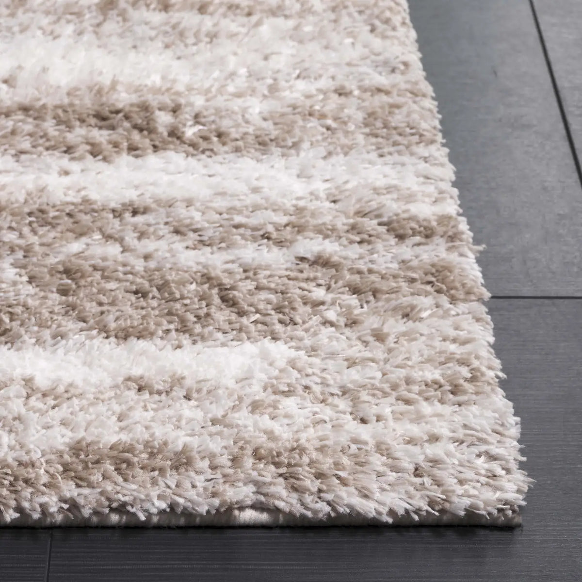 Safavieh Penelope Shag 4'-0" x 6'-0" Rug in Taupe / Ivory