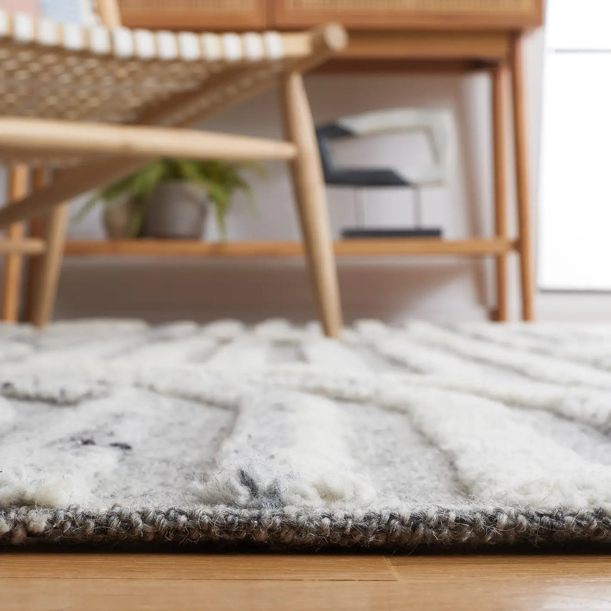 Safavieh Kilim 4'-0" x 6'-0" Rug in Dark Grey / Ivory