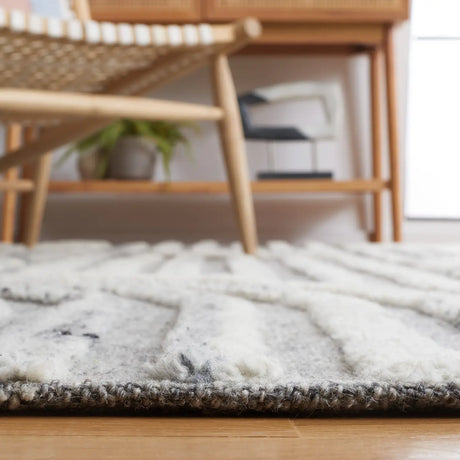 Safavieh Kilim 4'-0" x 6'-0" Rug in Dark Grey / Ivory