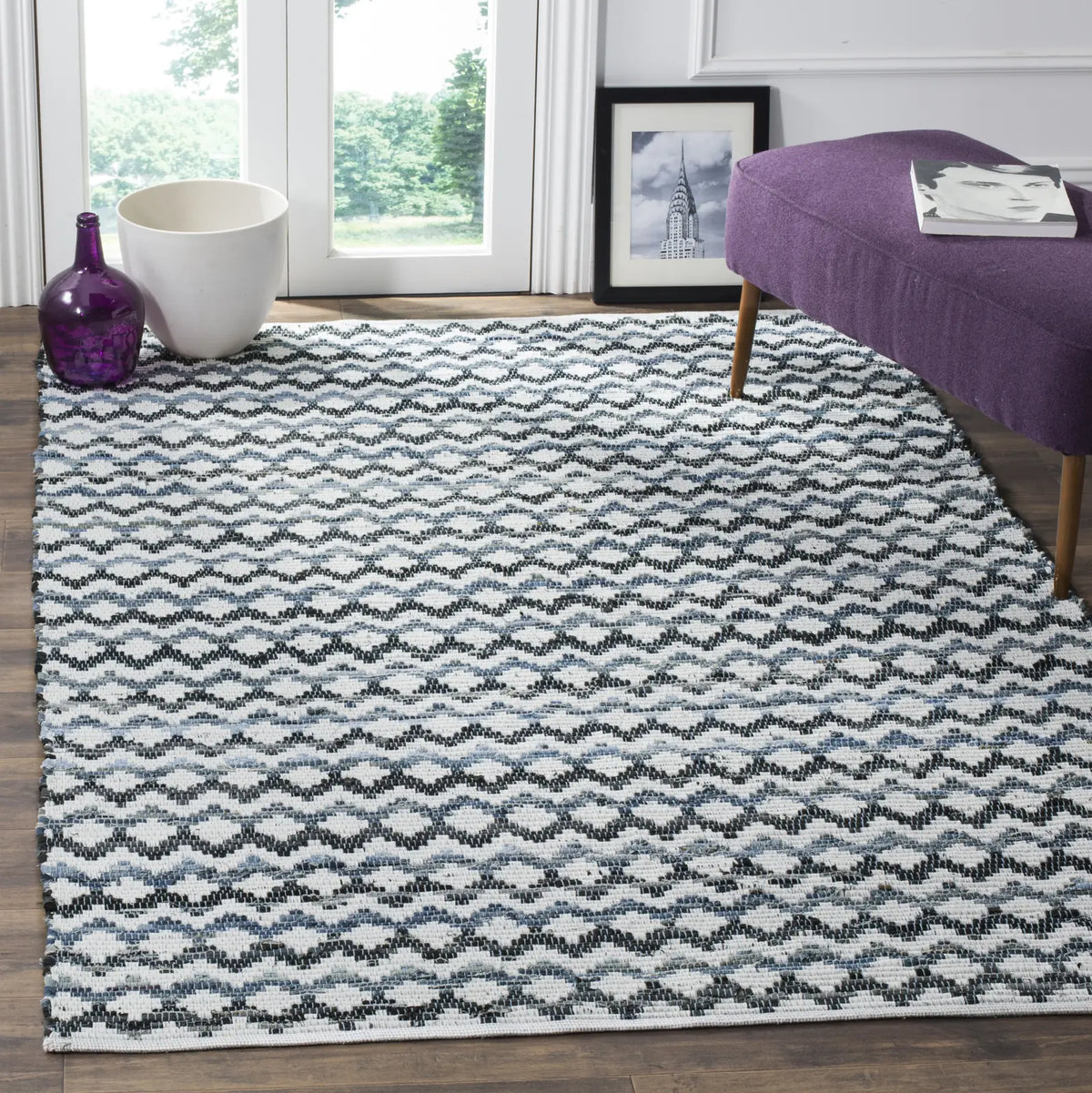 Safavieh Montauk 4'-0" x 6'-0" Rug in Ivory Blue / Black