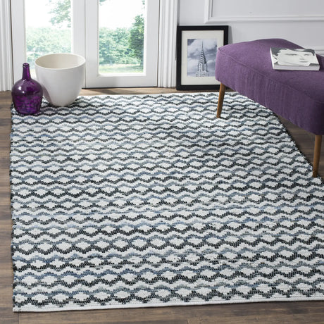 Safavieh Montauk 4'-0" x 6'-0" Rug in Ivory Blue / Black