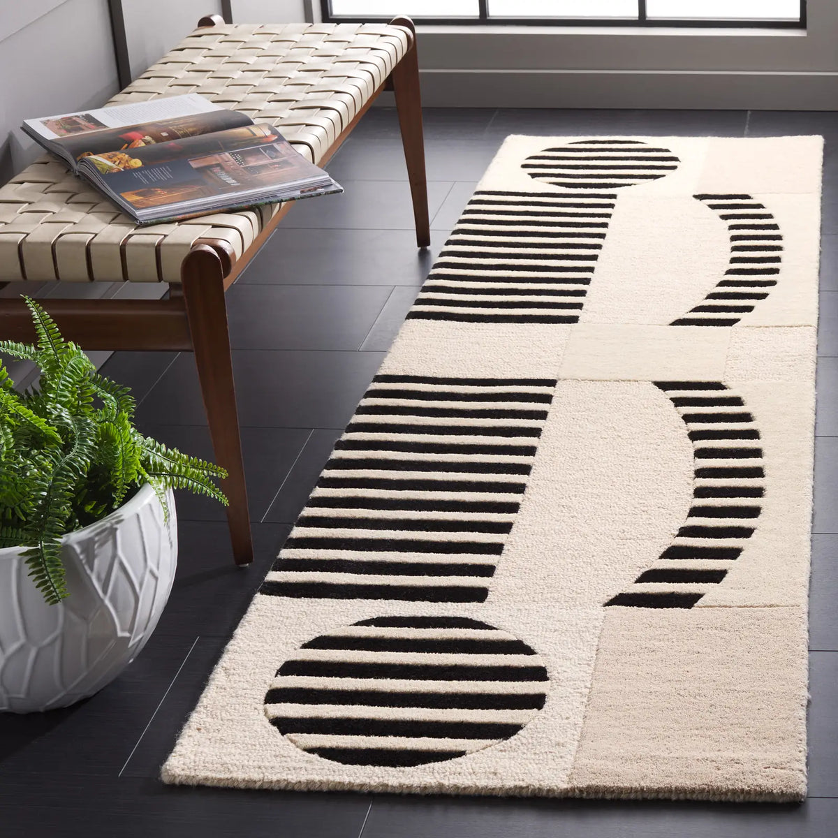 Safavieh Chatham 2'-3" x 8'-0" Rug in Ivory / Black