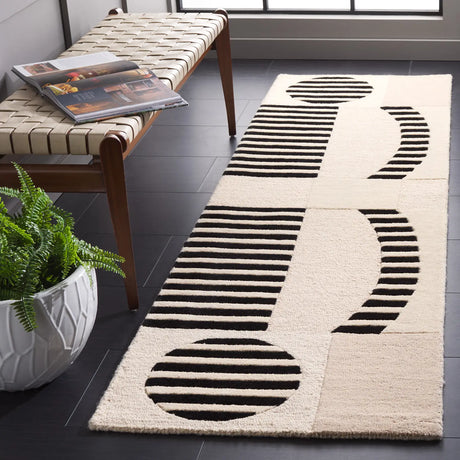 Safavieh Chatham 2'-3" x 8'-0" Rug in Ivory / Black