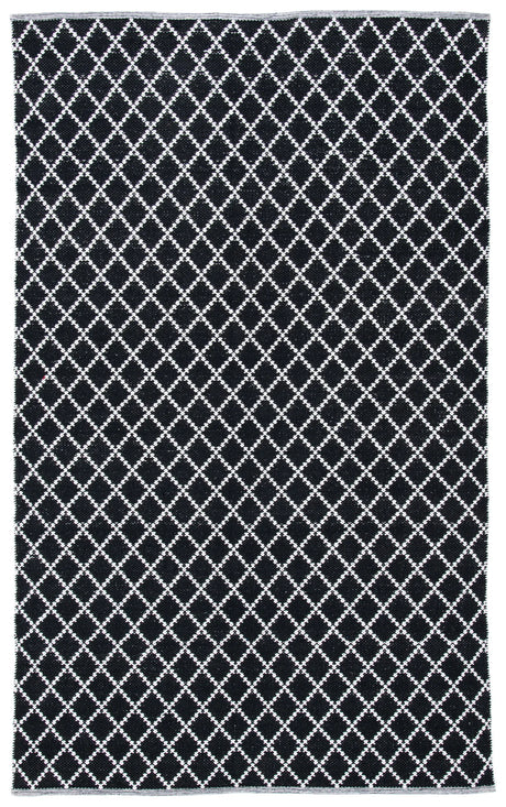 Safavieh Montauk 4'-0" x 6'-0" Rug in Black / Ivory