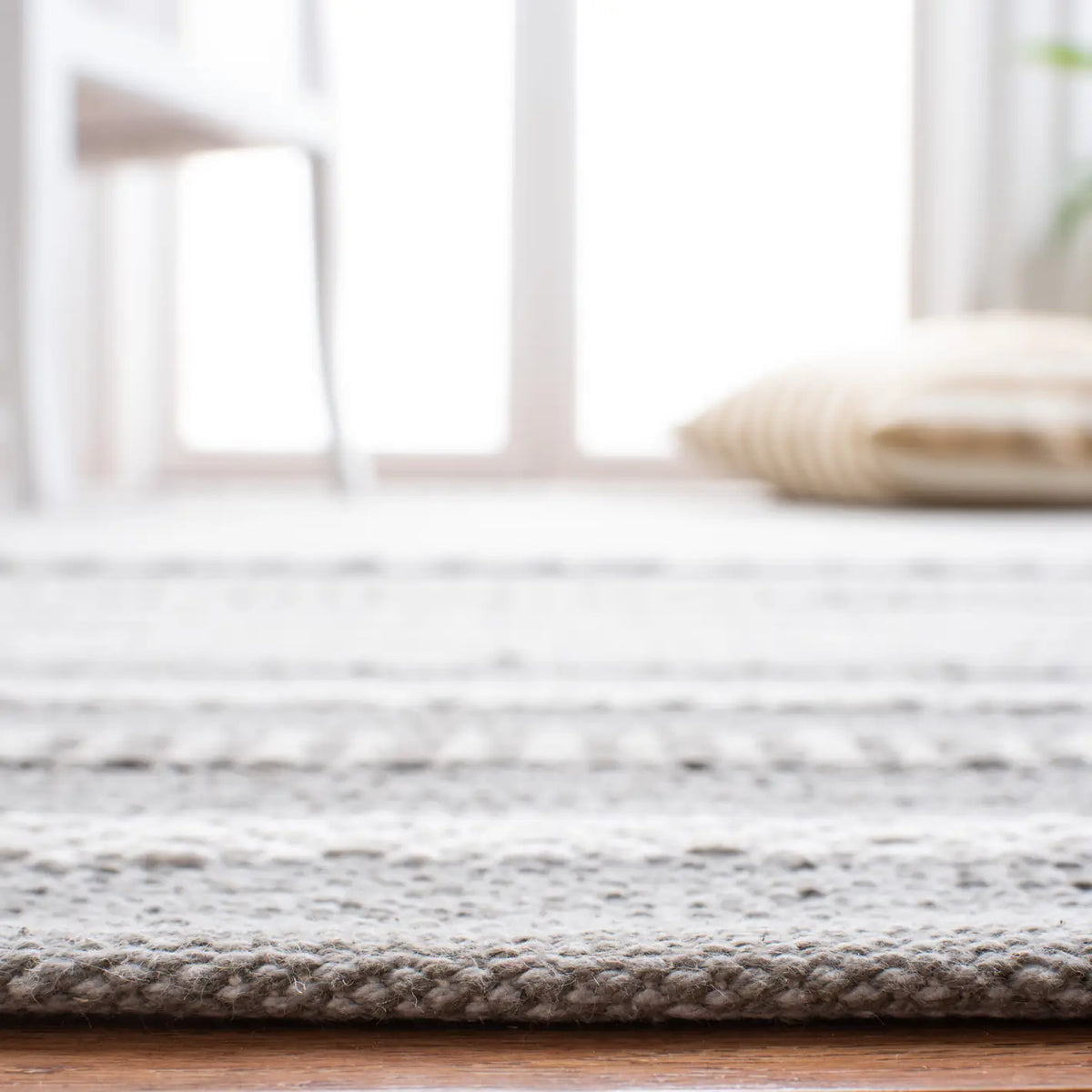 Safavieh Montauk 5'-0" x 8'-0" Rug in Grey / Ivory