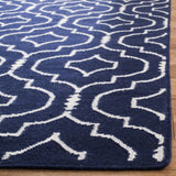 Safavieh Dhurries 4'-0" x 6'-0" Rug in Navy / Ivory