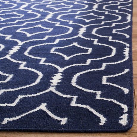 Safavieh Dhurries 4'-0" x 6'-0" Rug in Navy / Ivory