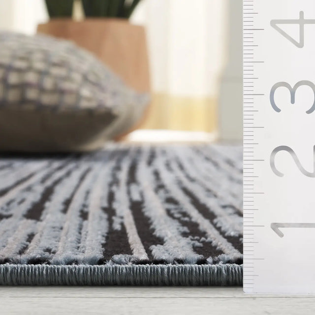 Safavieh Mila 4'-0" x 6'-0" Rug in Light Blue / Black