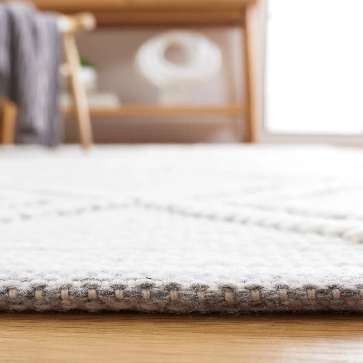 Safavieh Kilim 4'-0" x 6'-0" Rug in Grey / Ivory