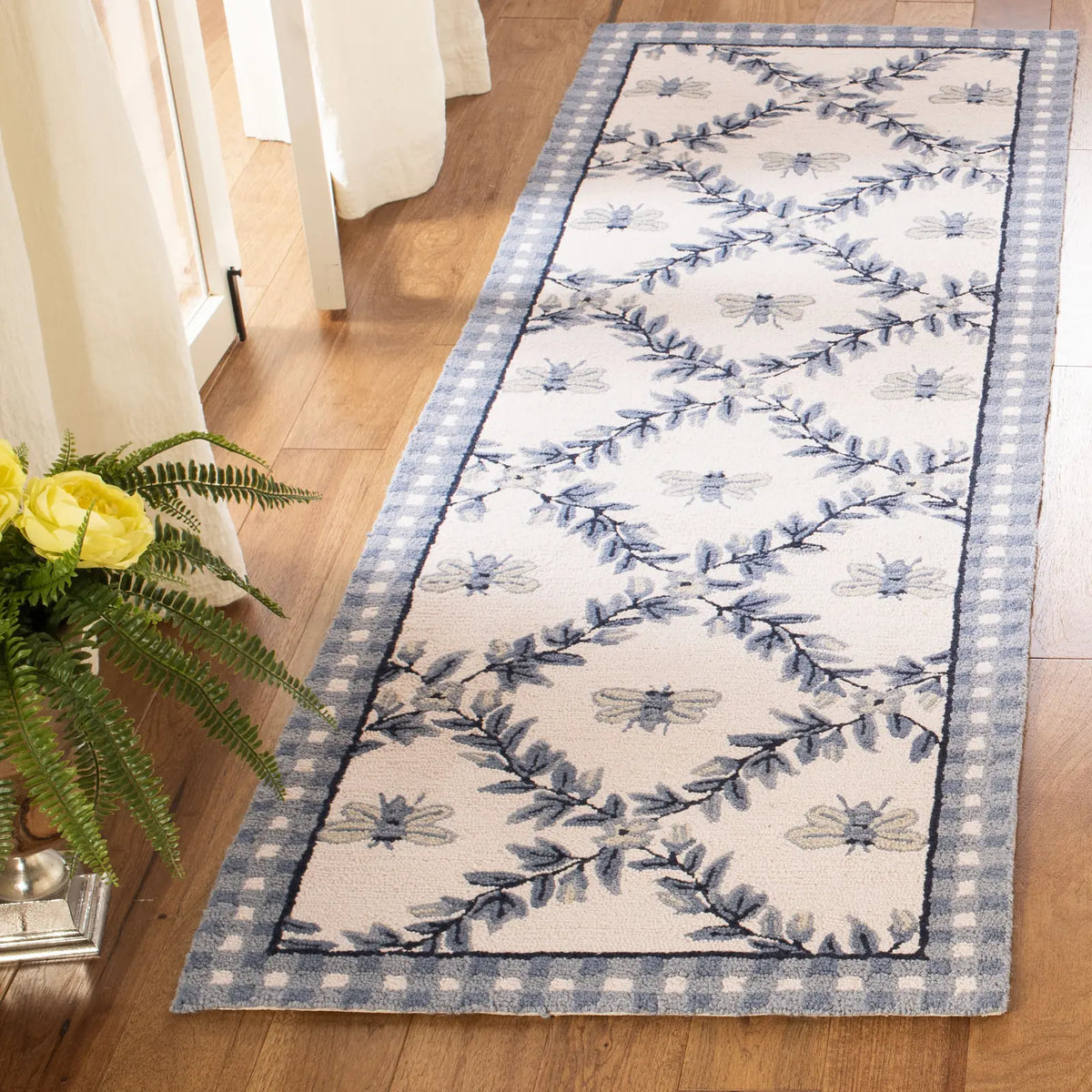 Safavieh Chelsea 2'-6" x 10'-0" Rug in Ivory / Blue