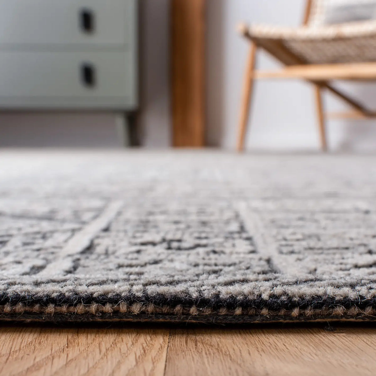 Safavieh Abstract 4'-0" x 6'-0" Rug in Grey / Black