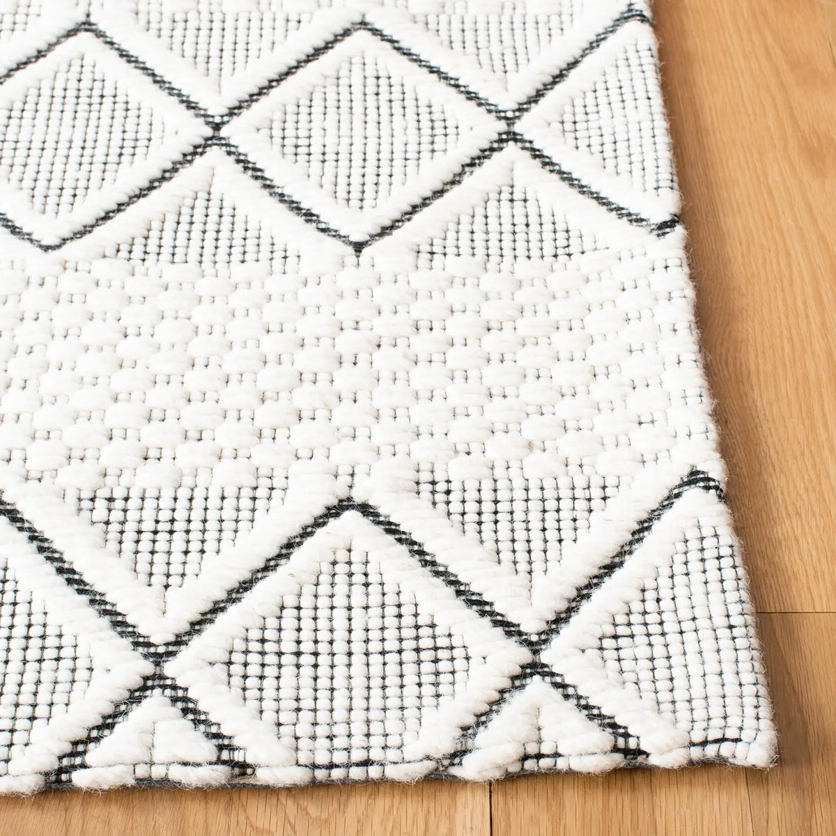 Safavieh Marbella 4'-0" x 6'-0" Rug in Ivory / Black