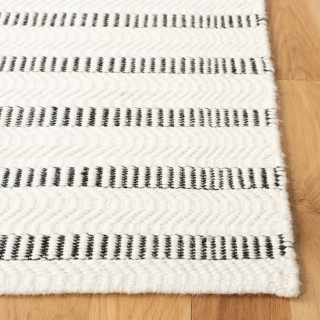Safavieh Vermont 4'-0" x 6'-0" Rug in Black / Ivory