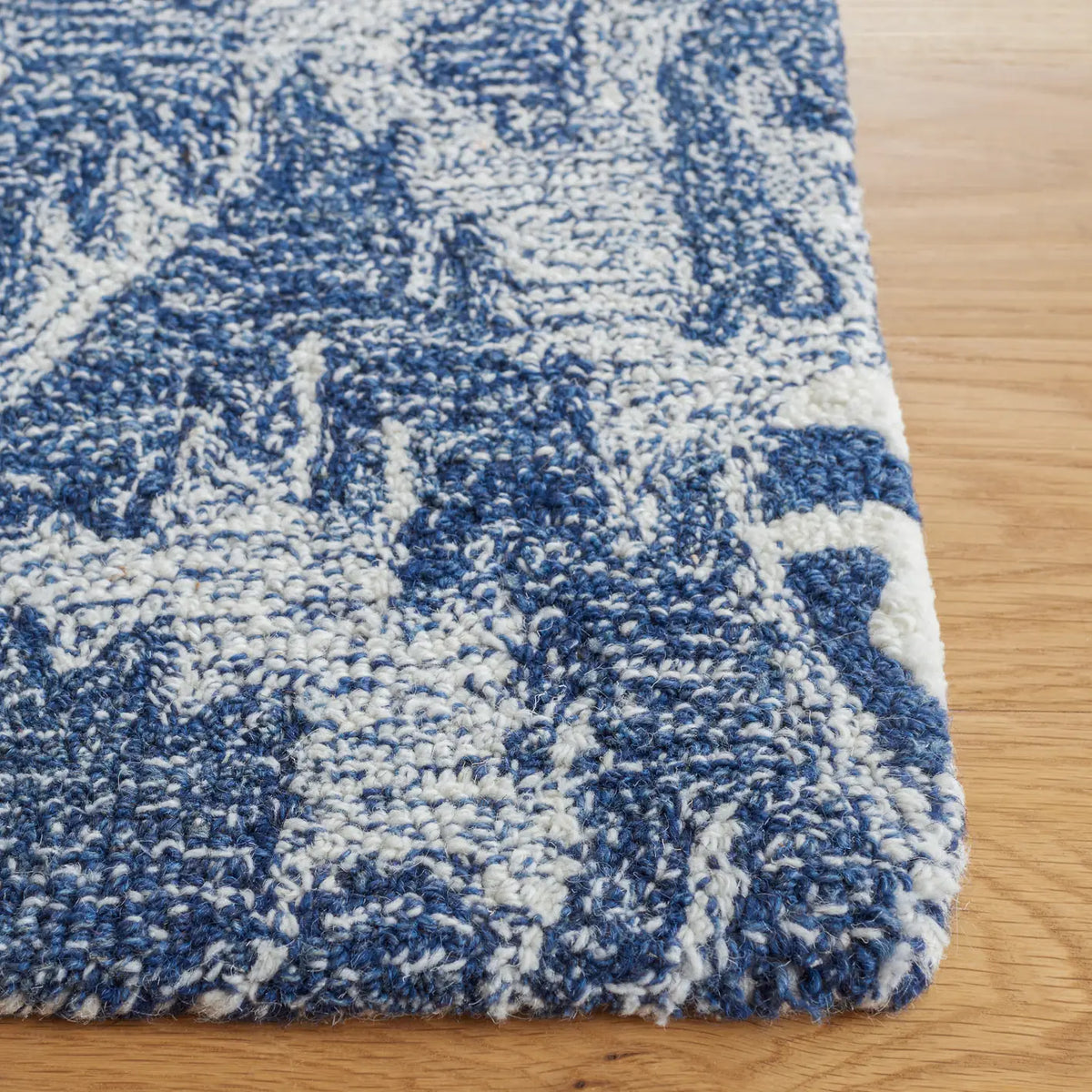 Safavieh Ikat 4'-0" x 6'-0" Rug in Blue / Ivory