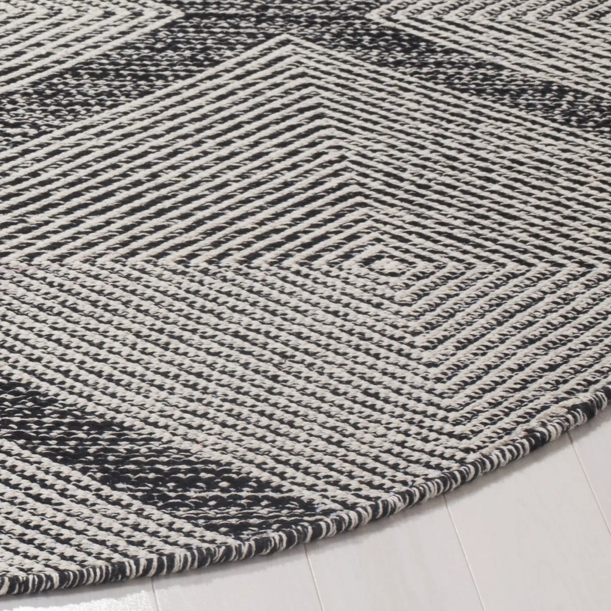 Safavieh Montauk 6'-0" x 6'-0" Rug in Black