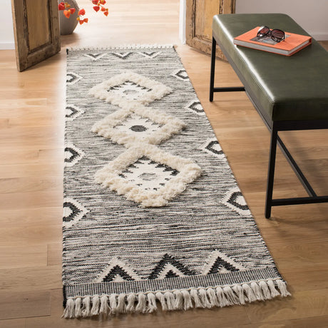 Safavieh Kenya 2'-3" x 6'-0" Rug in Black / Ivory