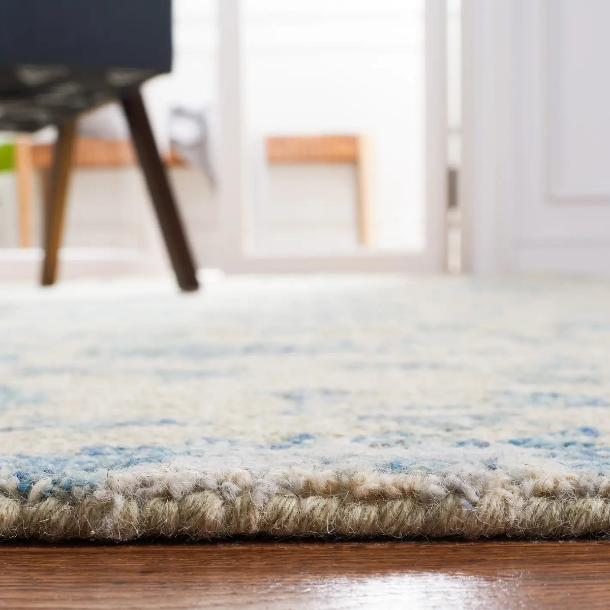 Safavieh Blossom 5'-0" x 8'-0" Rug in Silver / Blue