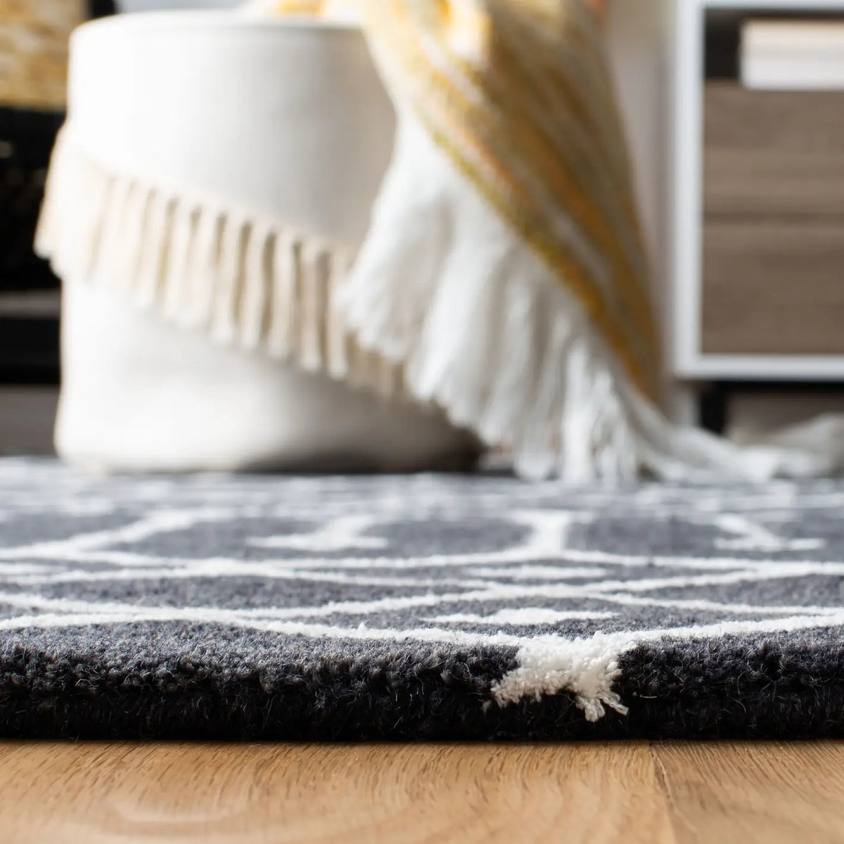 Safavieh Himalaya 4'-0" x 6'-0" Rug in Dark Grey / Ivory