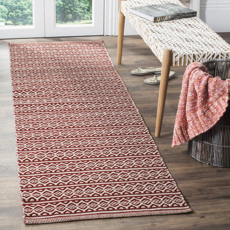 Safavieh Montauk 2'-3" x 8'-0" Rug in Ivory / Red